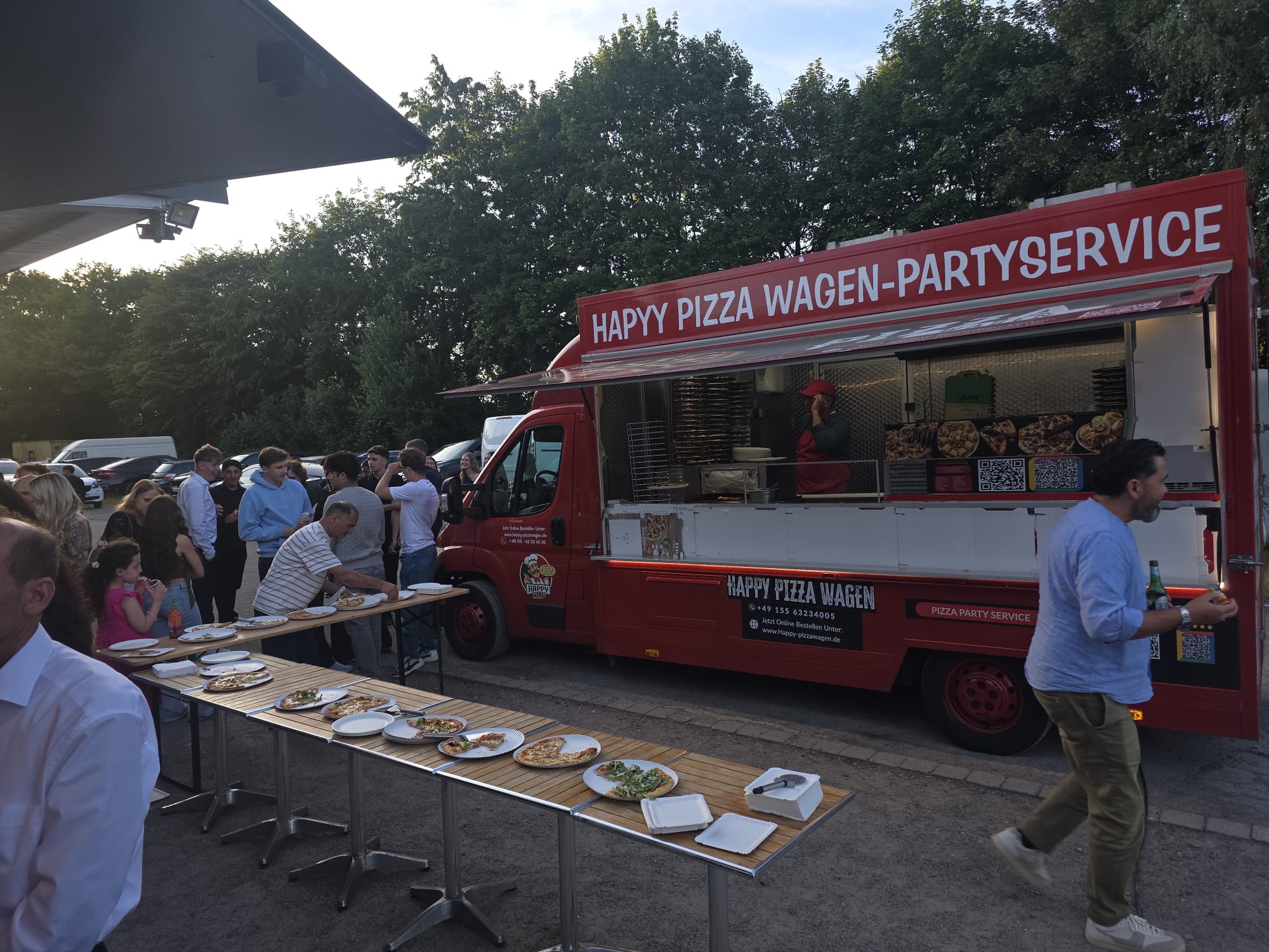 Zufriedene Kunden – Happy Pizza Wagen